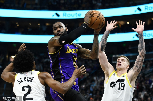 NBA常规赛收官战，詹姆斯三双领衔，湖人险胜勇士锁定西部第三